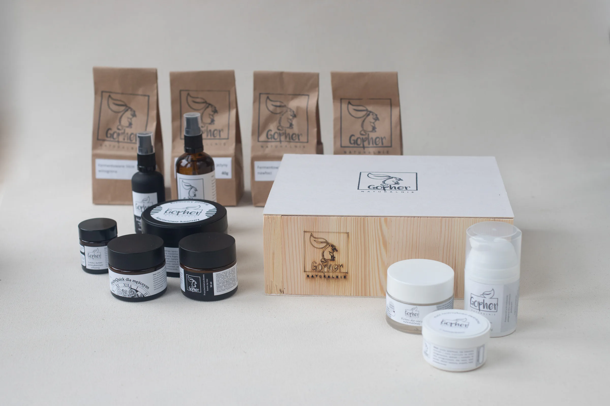Naturalne kosmetyki Gopher Naturalnie pokazane w aranżacji produktowej